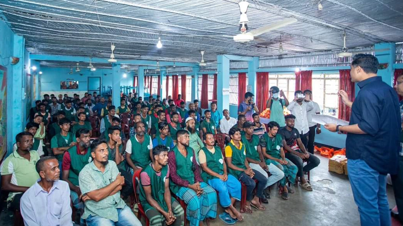কোরবানির বর্জ্য অপসারণে পরিচ্ছন্নতাকর্মীদের নির্দেশনা দেওয়া হয়। ছবি : কালবেলা