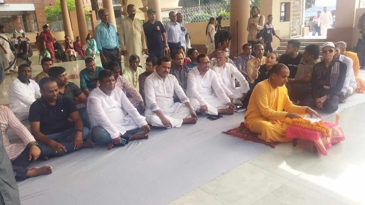 ঢাকেশ্বরী জাতীয় মন্দির প্রাঙ্গনে জিয়াউর রহমানের শাহাদাৎবার্ষিকীতে কল্যাণ ফ্রন্টের প্রার্থনা সভা। ছবি : কালবেলা
