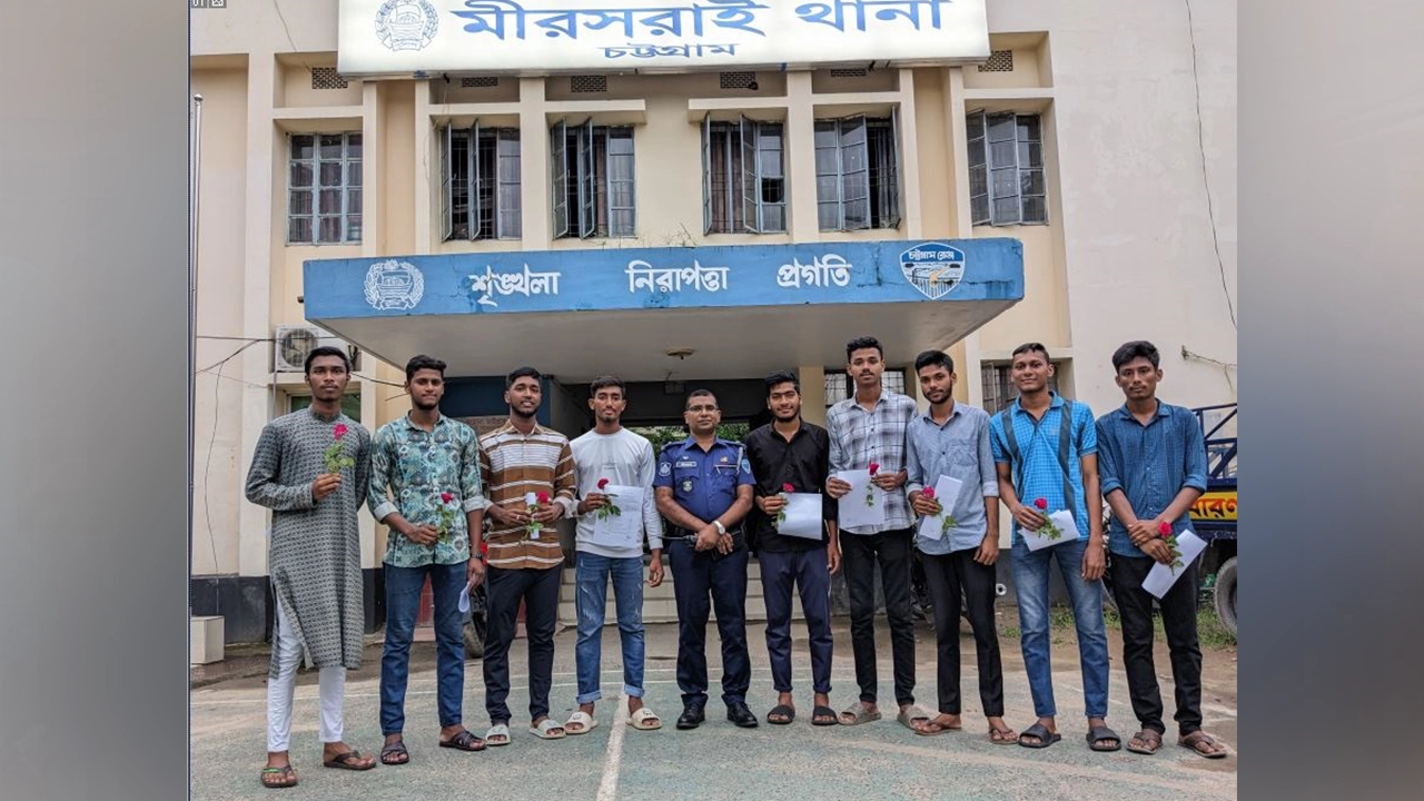 চট্টগ্রামের মিরসরাইয়ে সদ্য নিয়োগপ্রাপ্ত পুলিশ সদস্যরা। ছবি : কালবেলা