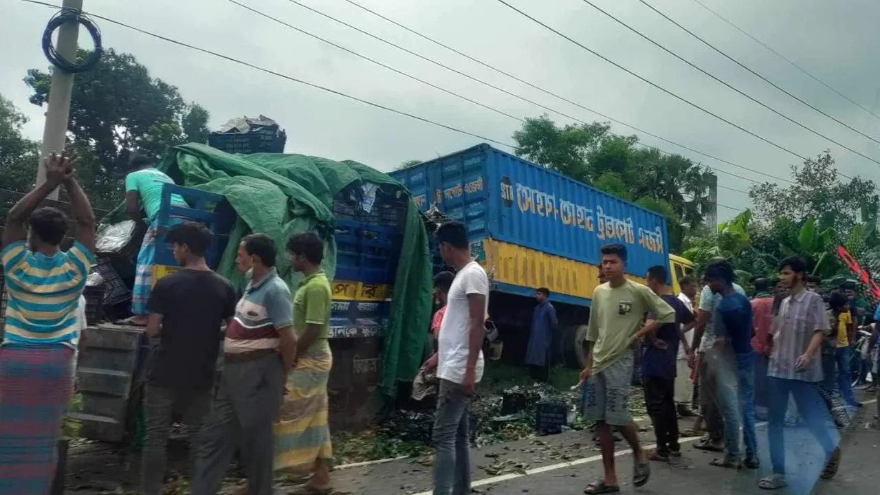 দুর্ঘটনাকবলিত ট্রাক ও কাভার্ডভ্যান। ছবি : কালবেলা