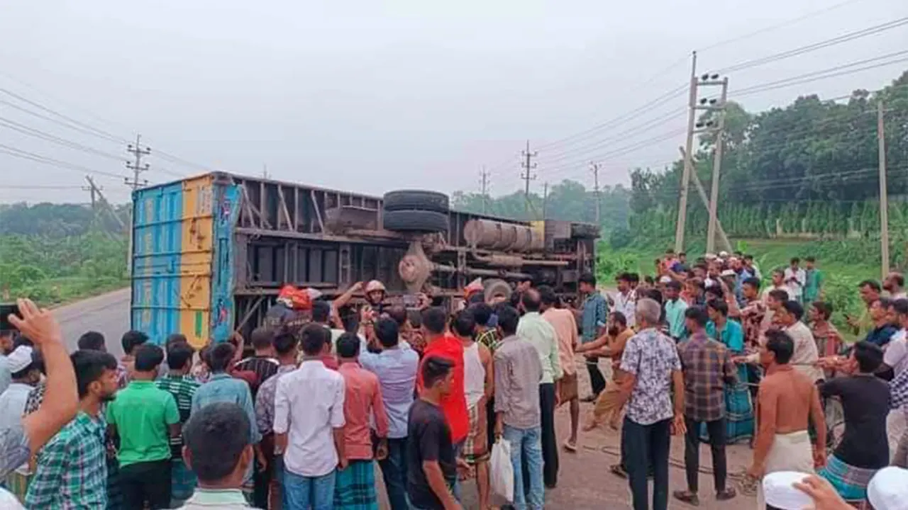 সড়ক দুর্ঘটনাকবলিত কাভার্ডভ্যান। ছবি : কালবেলা