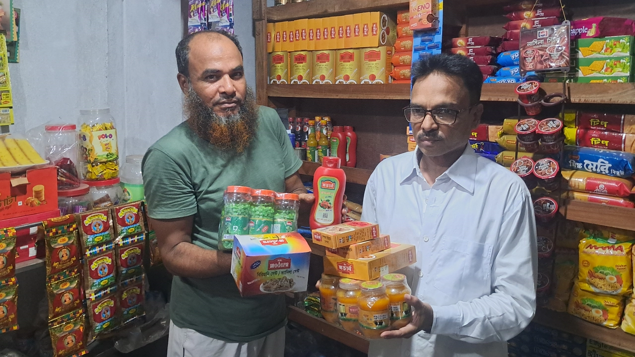 ১৭০ পদের মসলার পসরা সাজিয়ে বসেছেন শাহ আলম পাটোয়ারী। ছবি : কালবেলা
