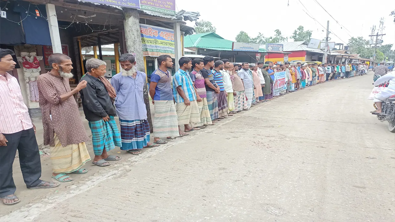 ছাত্রলীগ নেতাকে গ্রেপ্তারের দাবিতে মানববন্ধন। ছবি : কালবেলা