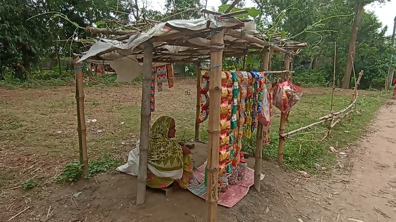 নিজের টঙ দোকানে বৃদ্ধা রতন বেগম। ছবি : কালবেলা