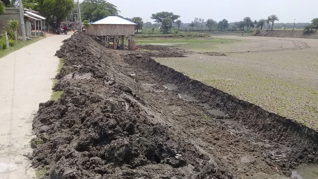 অপরিকল্পিত ঘেরের বাঁধে হুমকিতে গ্রামীণ সড়ক। ছবি : কালবেলা