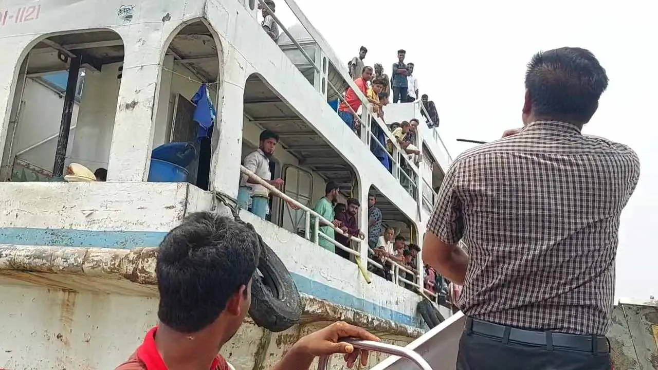 নিয়ম অমান্য করে অতিরিক্ত যাত্রী বহনে মাঝ নদীতে লঞ্চ থামালেন  নির্বাহী ম্যাজিস্ট্রেট মো. মুজিবুর রহমান। ছবি : কালবেলা