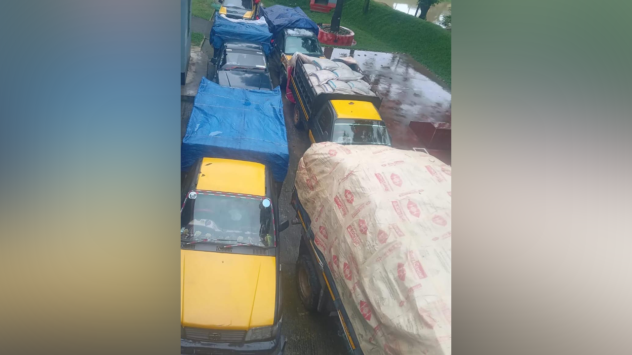 সিলেটে জৈন্তাপুরে বিজিবির অভিযানে ১১ ট্রাক ভারতীয় চিনি জব্দ। ছবি : কালবেলা