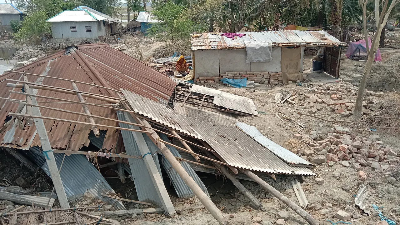 খুলনার পাকইগাছায় ঘূর্ণিঝড় রিমালের আঘাতে ক্ষতিগ্রস্ত পরিবার। ছবি : কালবেলা