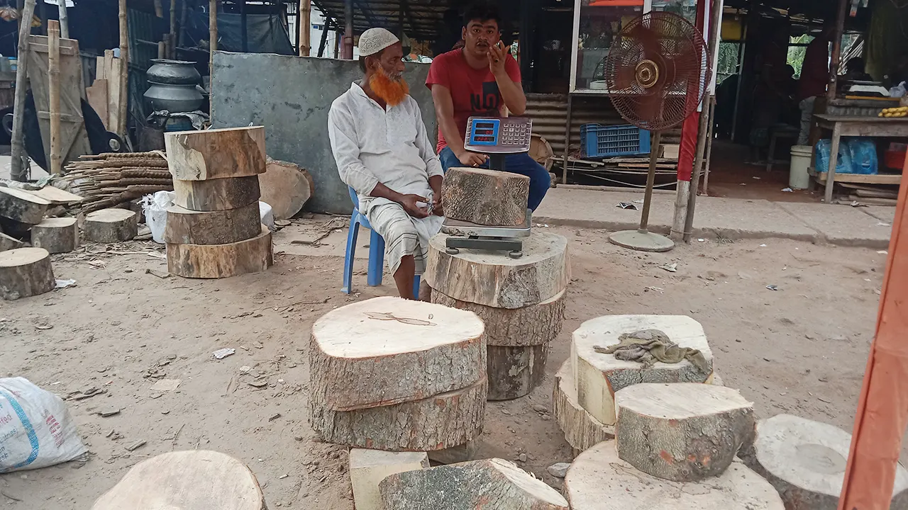 ওজনে খাইটা বিক্রি করছেন ব্যবসায়ীরা। ছবি : কালবেলা