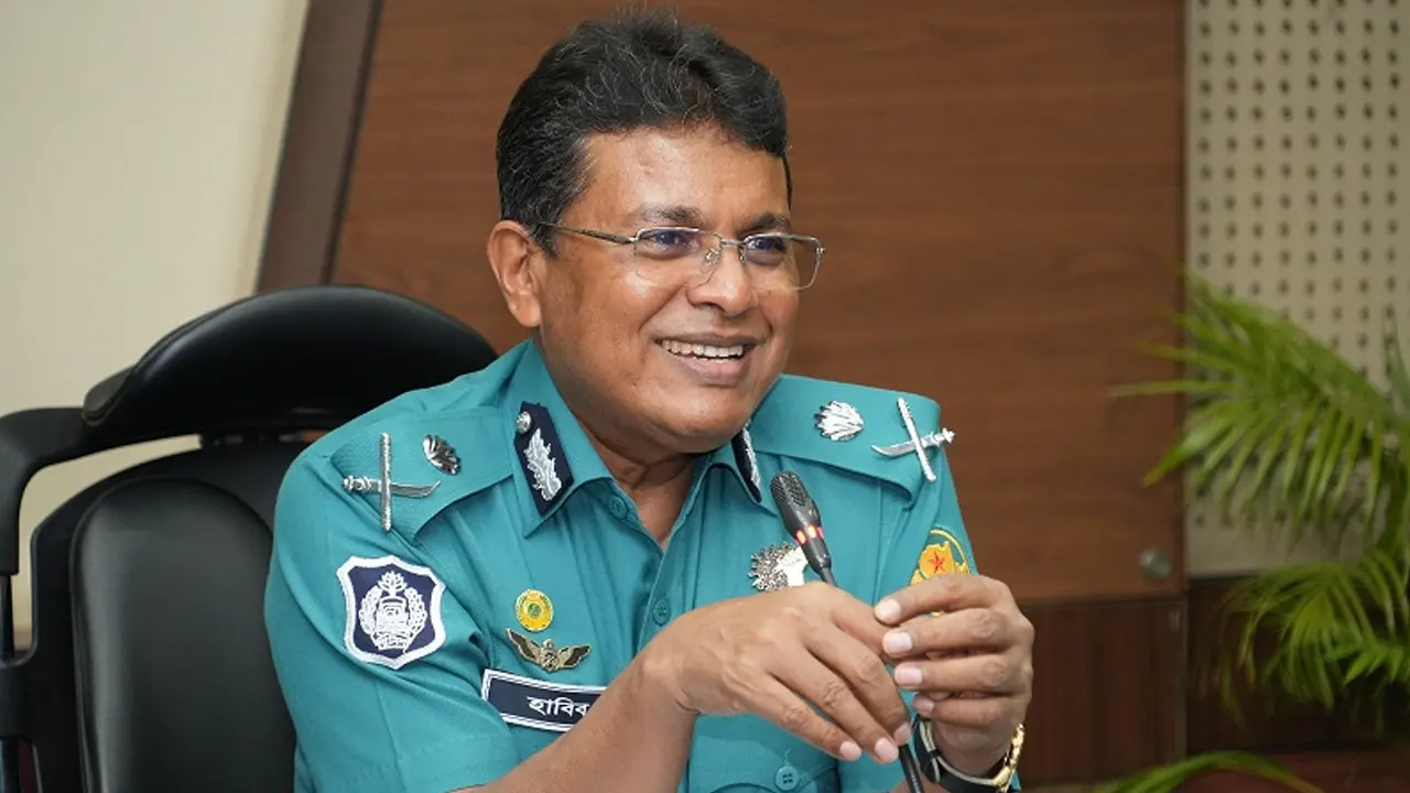 ডিএমপি হেডকোয়ার্টার্সে আয়োজিত সভায় ডিএমপি কমিশনার হাবিবুর রহমান। ছবি : কালবেলা
