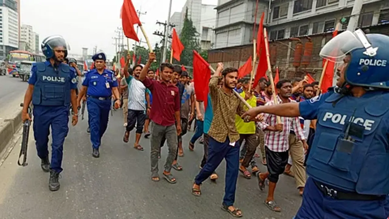 বকেয়া বেতনের দাবিতে গাজীপুরে মহাসড়ক অবরোধ করে শ্রমিকেরা। ছবি : কালবেলা