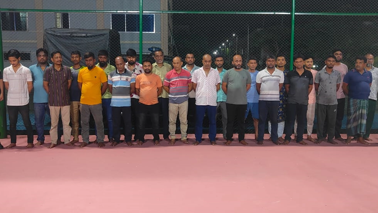 রাজশাহীতে জুয়ার আসরে অভিযান চালিয়ে ২৪ জুয়াড়িকে আটক করেছে র‌্যাব। ছবি : সংগৃহীত