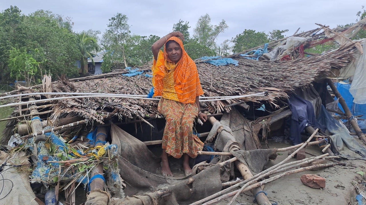 ঘূর্ণিঝড় রিমালের তাণ্ডবে ভেঙে যাওয়া ঘরের ধ্বংসস্তূপে বসে এক বাসিন্দা। ছবি : কালবেলা