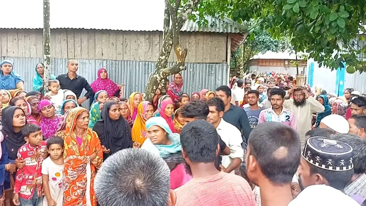 লালমনিহাটের পাটগ্রামে একই দিনে স্বামী-স্ত্রীর মৃত্যুর খবরে এলাকাবাসির ভিড়। ছবি : কালবেলা