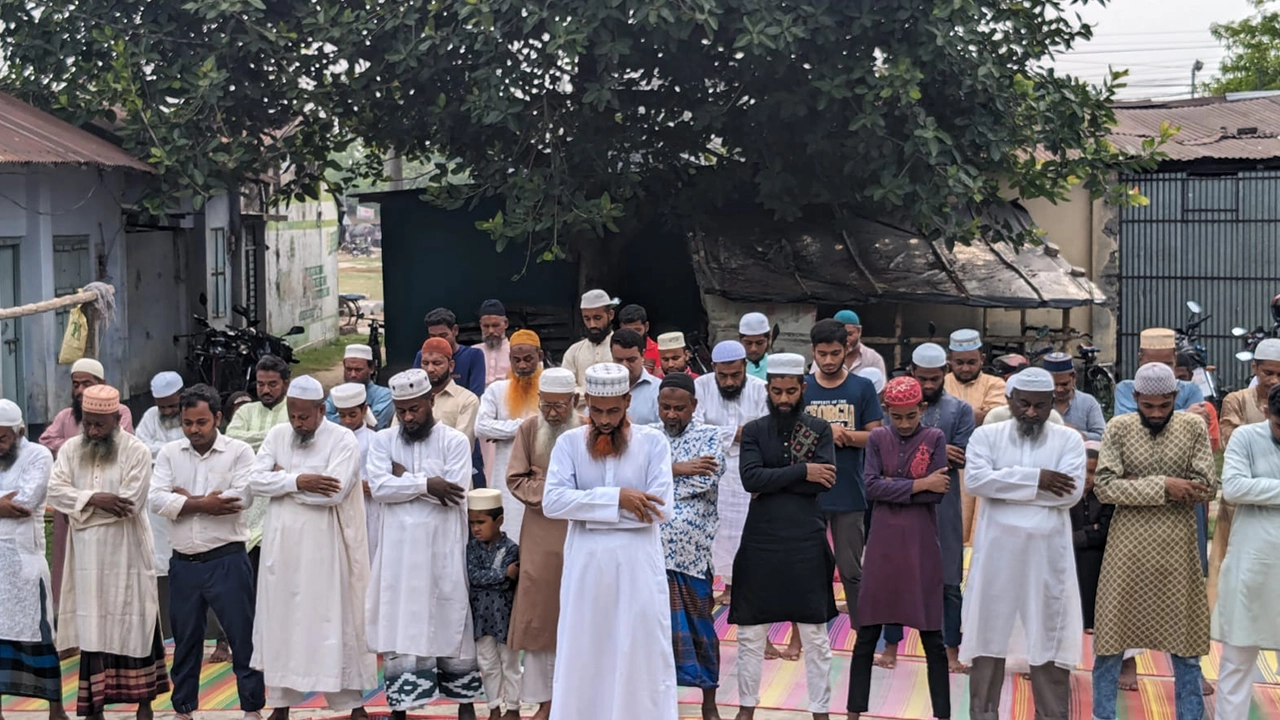 সৌদি আরবের সঙ্গে মিল রেখে ঝিনাইদহের হরিণাকুণ্ডুতে ঈদুল আজহার নামাজ আদায়। ছবি : কালবেলা
