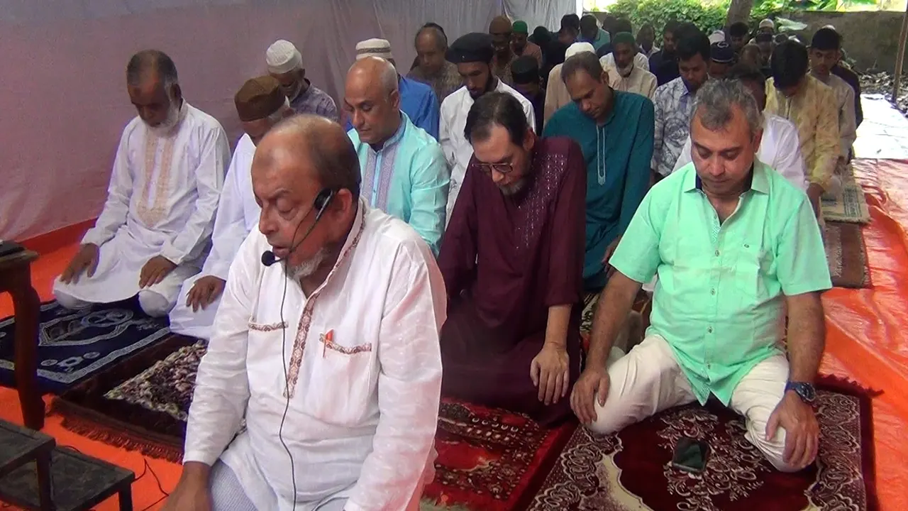 মৌলভীবাজারে পবিত্র ঈদুল আজহার জামাতে অংশগৃহণকারী মুসল্লিরা। ছবি : কালবেলা