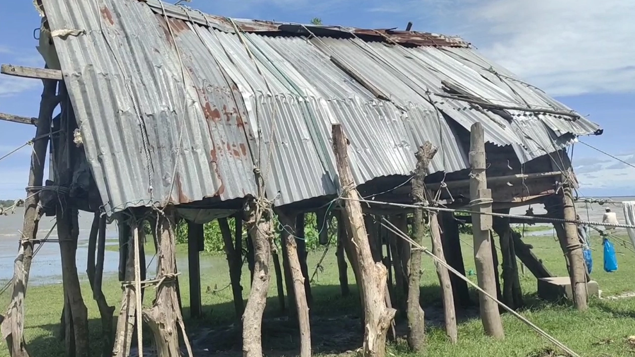 বরগুনার পাথরঘাটায় এক টঙ ঘরেই ১০ বছর ধরে থাকছেন হানিফ মিয়া। ছবি : কালবেলা