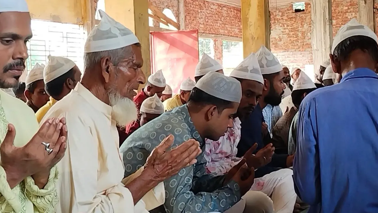 পটুয়াখালীতে চানটুপি অনুসারীদের ঈদের জামাত সম্পন্ন। ছবি : কালবেলা