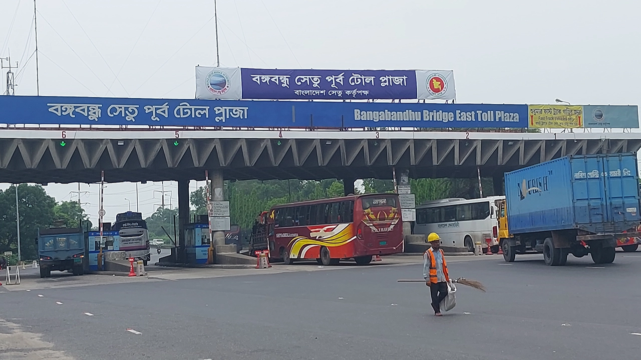 বঙ্গবন্ধু সেতু পূর্ব টোল প্লাজা। ছবি : কালবেলা