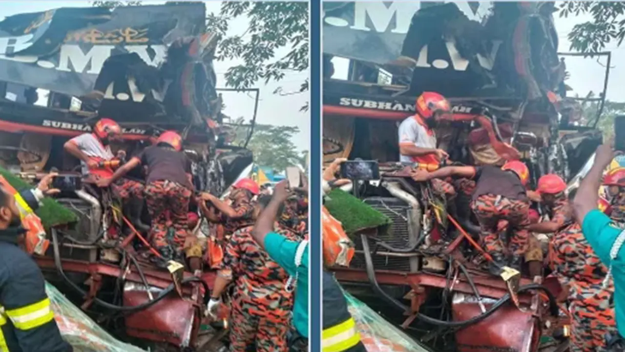 বাস-ট্রাকের দুর্ঘটনায় হতাহতদের উদ্ধারে কাজ করছে ফায়ার সার্ভিসের সদস্যরা। ছবি : কালবেলা