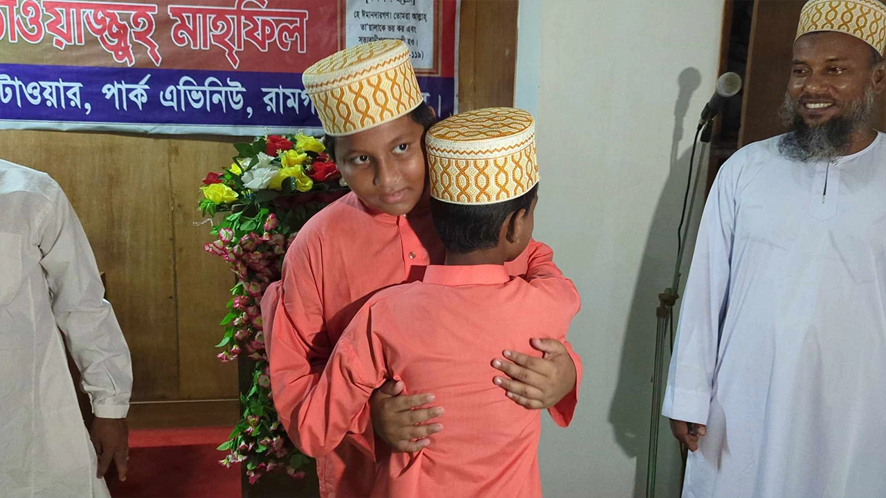 ঈদুল আজহার নামাজের পর কোলাকুলি করছে দুজন শিশু। ছবি : কালবেলা