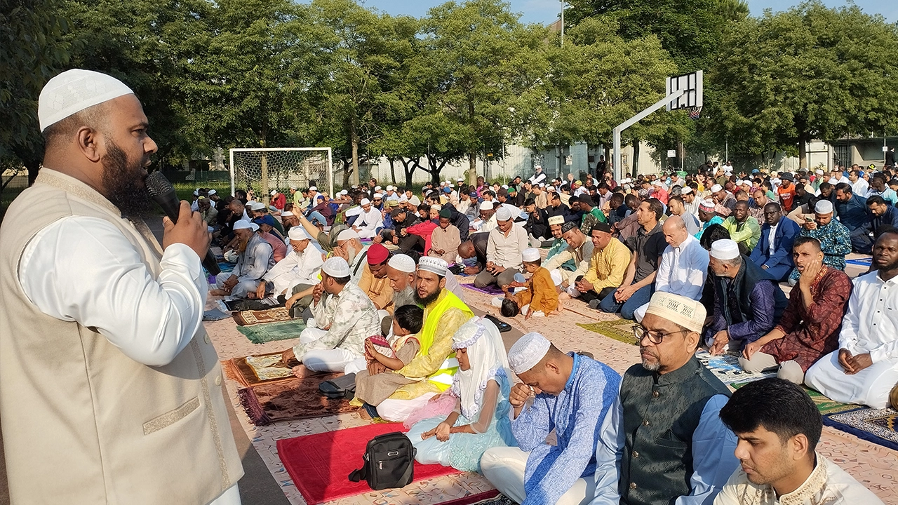 রোমের পিয়াচ্ছা ভিত্তোরিও পার্কের খোলা মাঠে ঈদের খুতবা পড়ছেন ইমাম। ছবি : কালবেলা