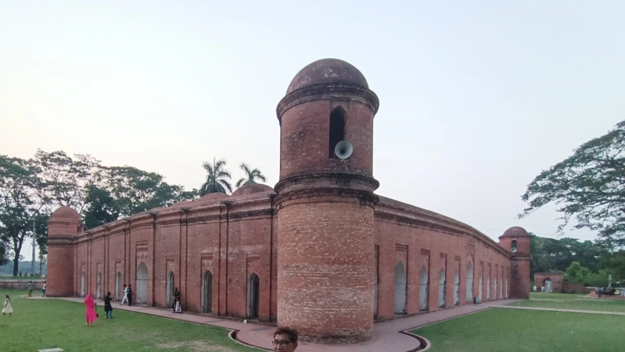 বাগেরহাটের ষাটগম্বুজ মসজিদ। ছবি : কালবেলা