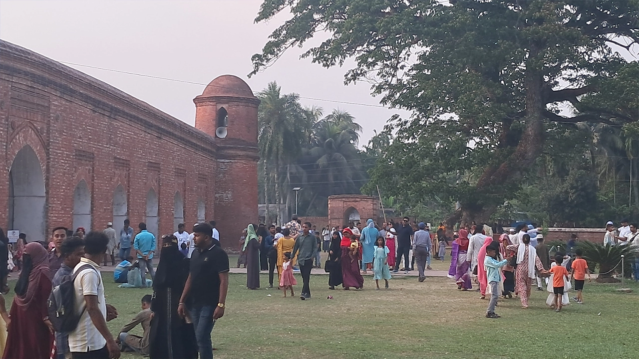 বাগেরহাটের ষাটগম্বুজ মসজিদ। পুরোনো ছবি