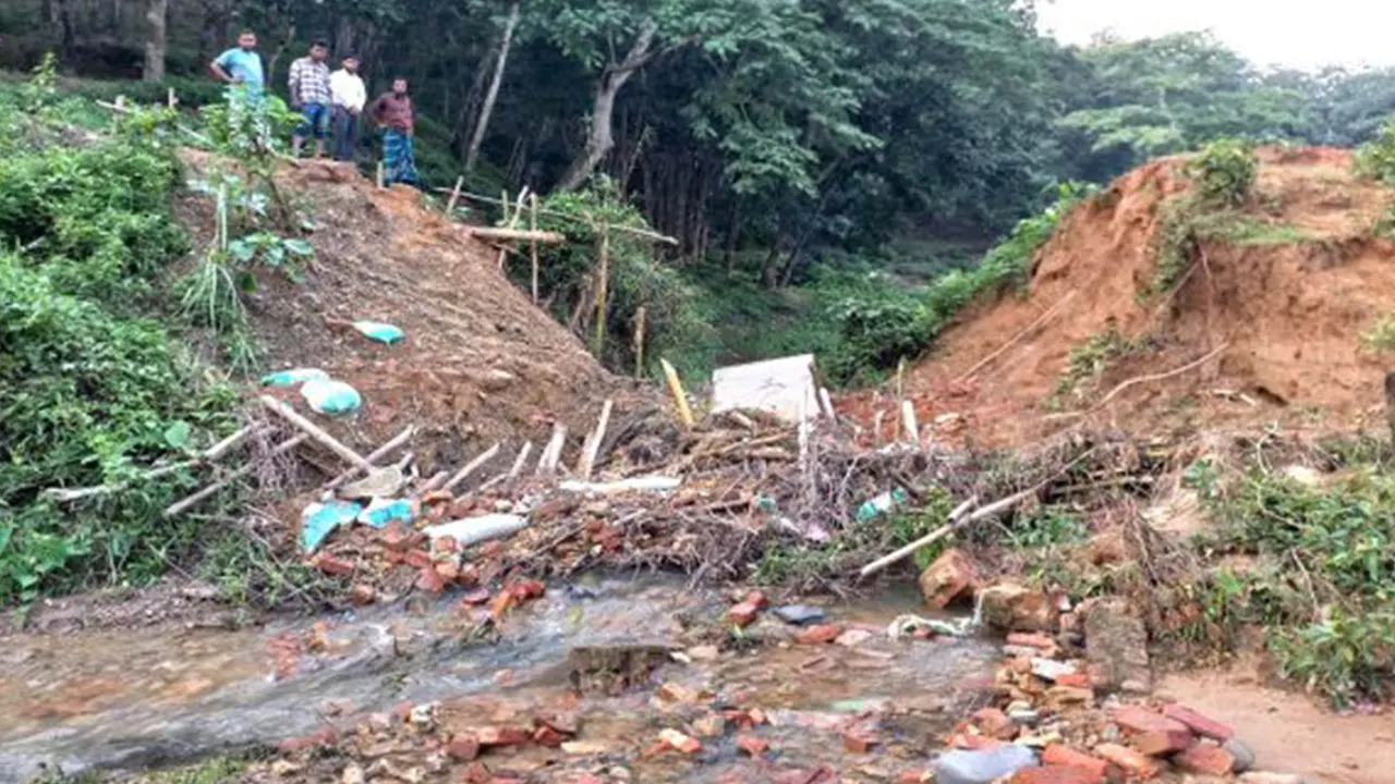 ভারি বর্ষণ আর পাহাড়ি ঢলে বিধ্বস্ত রাস্তা কালভার্ট। ছবি : কালবেলা