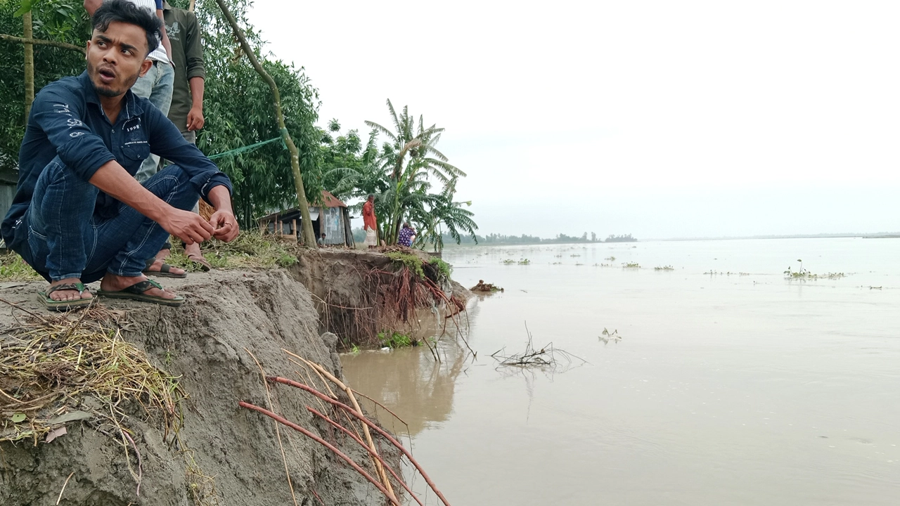 তিস্তায় পানি কমতে শুরু করায় ভাঙন দেখা দিয়েছে। ছবি : কালবেলা