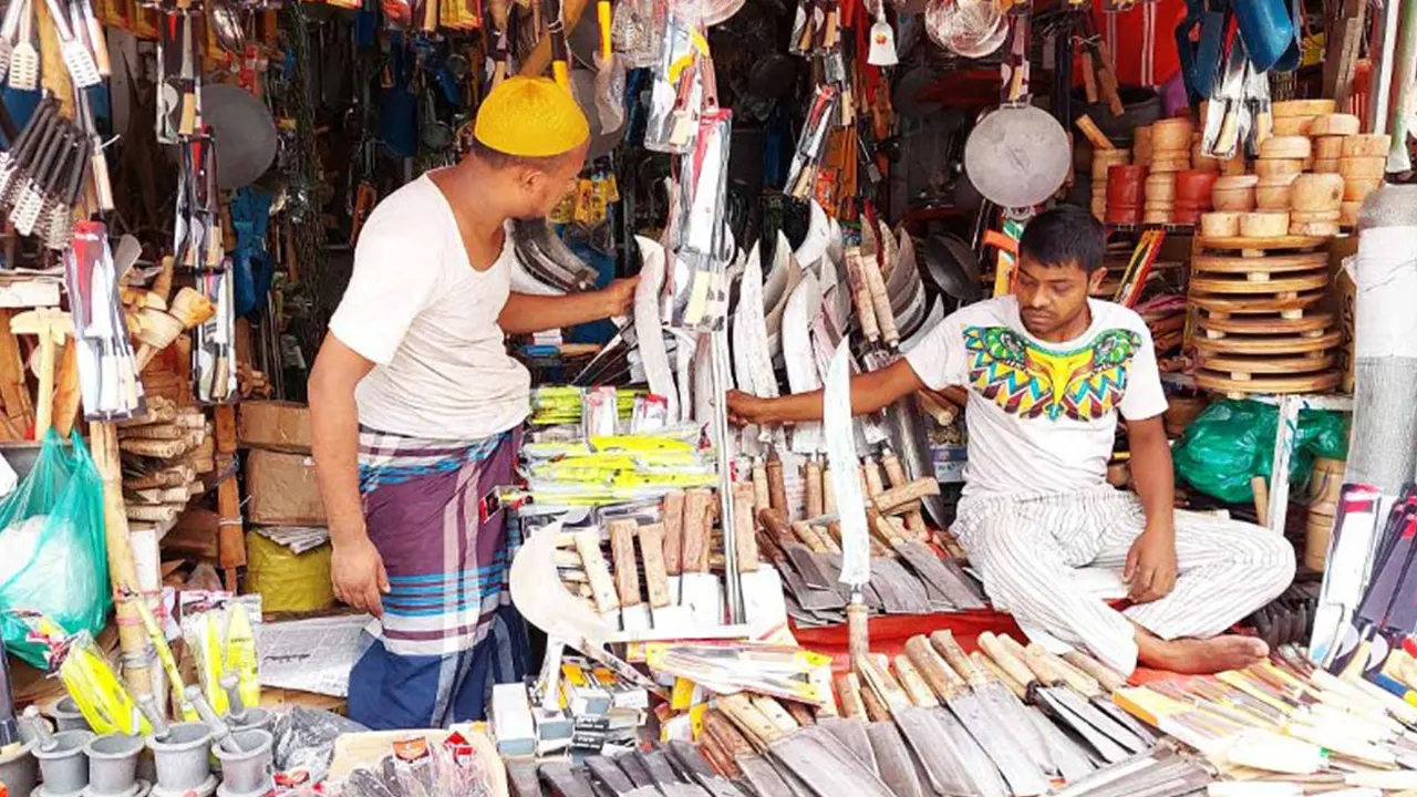 বগুড়ায় চাকু দায়ের দোকান। ছবি : কালবেলা