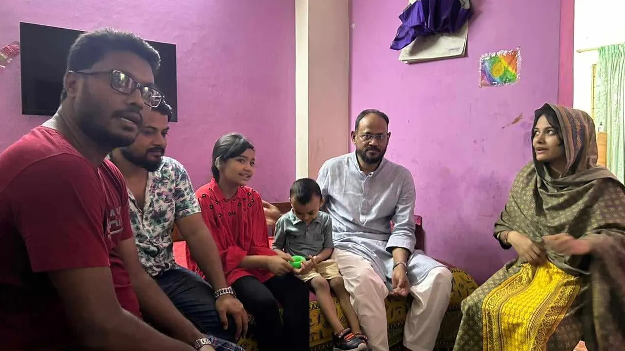 ঢাকা মহানগর দক্ষিণ যুবদলের আহবায়ক খন্দকার এনামুল হক এনামের বাসায় সুলতান সালাউদ্দিন টুকু। ছবি : কালবেলা