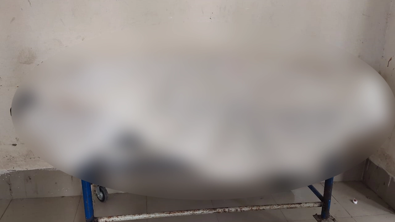 স্ট্রেচারে রাখা জেলের নিথর দেহ। ছবি : কালবেলা