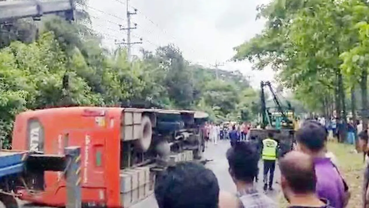 দুর্ঘটনায় কবলিত বাস। ছবি : কালবেলা