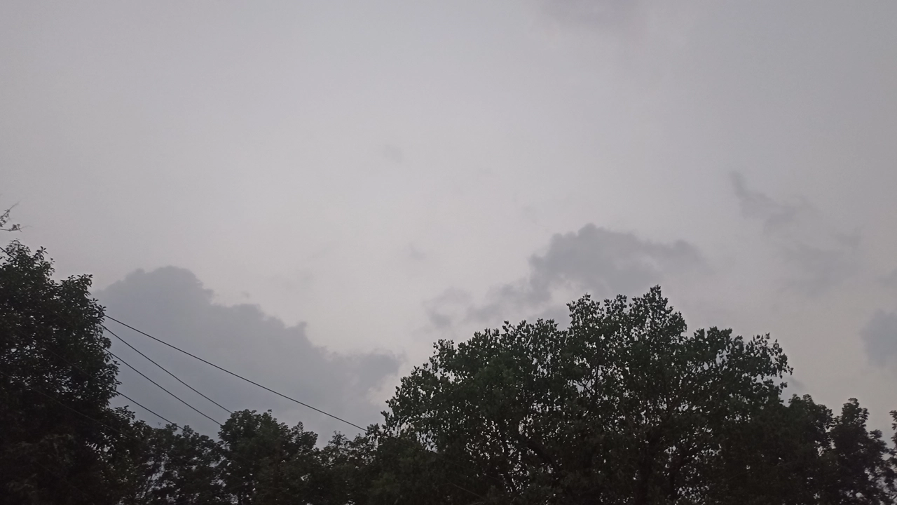 কুমিল্লার ব্রাহ্মণপাড়ার আকাশে মেঘের আনাগোনা। ছবি : কালবেলা