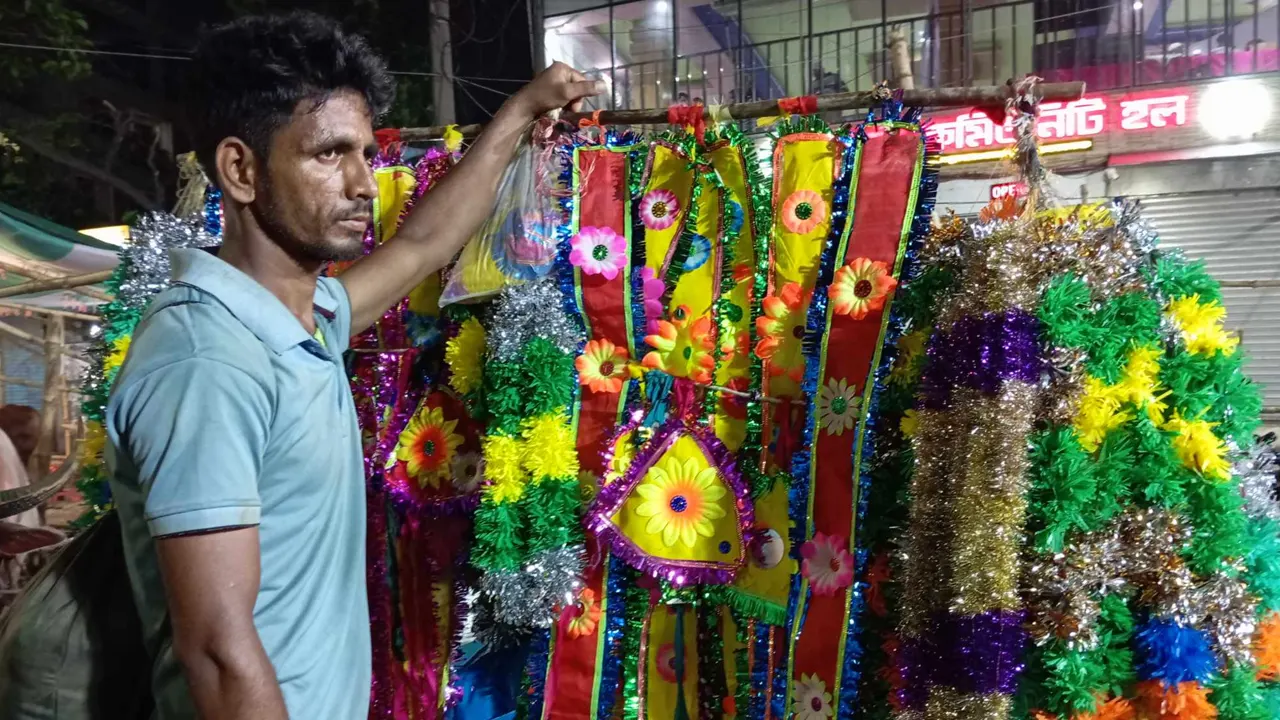 রাজধানীর ধোলাইখাল পশুর হাটে বিক্রি হচ্ছে মালা ও ঘণ্টা। ছবি : কালবেলা