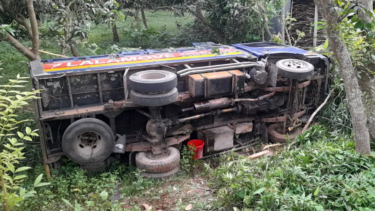 দুর্ঘটনায় কবলিত পিকআপ। ছবি : কালবেলা
