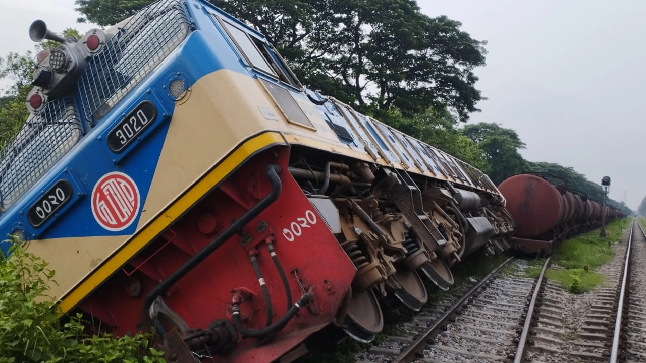 সীতাকুণ্ডে একটি মালবাহী ট্রেনের ইঞ্জিন লাইনচ্যুত। ছবি : কালবেলা