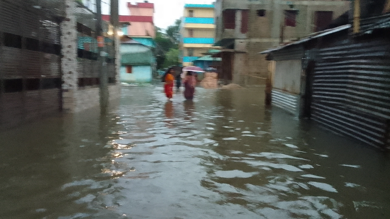 সুনামগঞ্জ পৌর শহরের বিভিন্ন এলাকায় সুরমা নদীর পানি। ছবি : কালবেলা