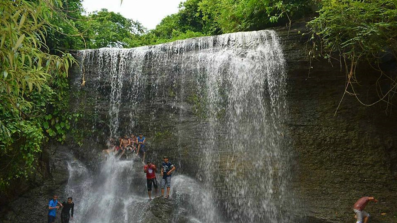 বড় কমলদহ রূপসী ঝরনা। ছবি : কালবেলা