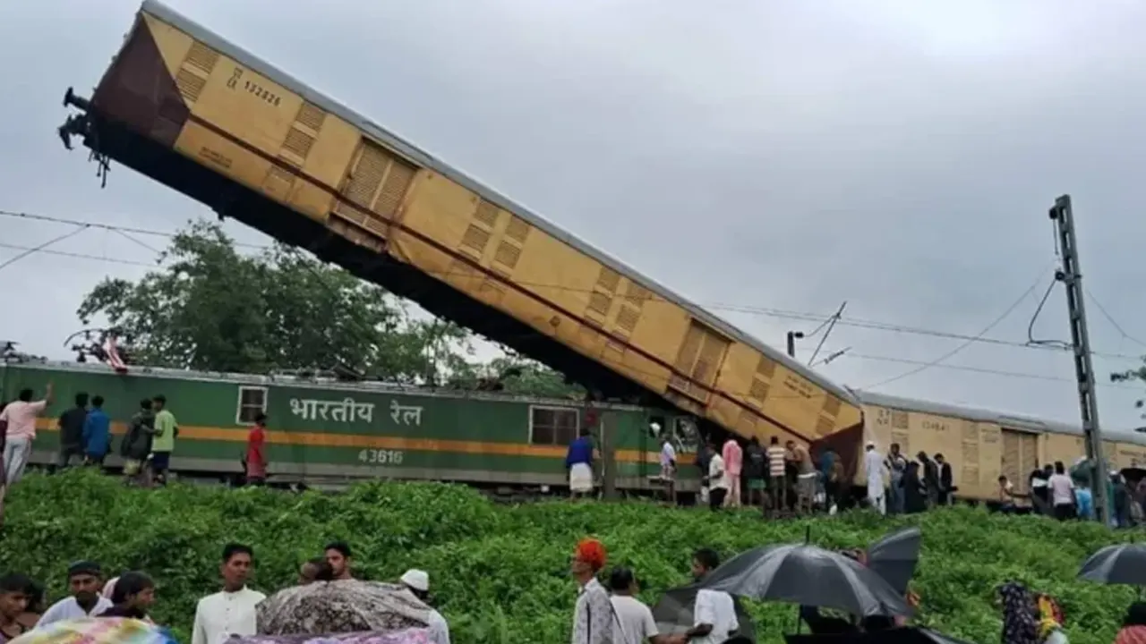 পশ্চিমবঙ্গের দার্জিলিংয়ে কাঞ্চনজঙ্ঘা এক্সপ্রেসকে ধাক্কা দেয় মালবাহী ট্রেন। ছবি : সংগৃহীত