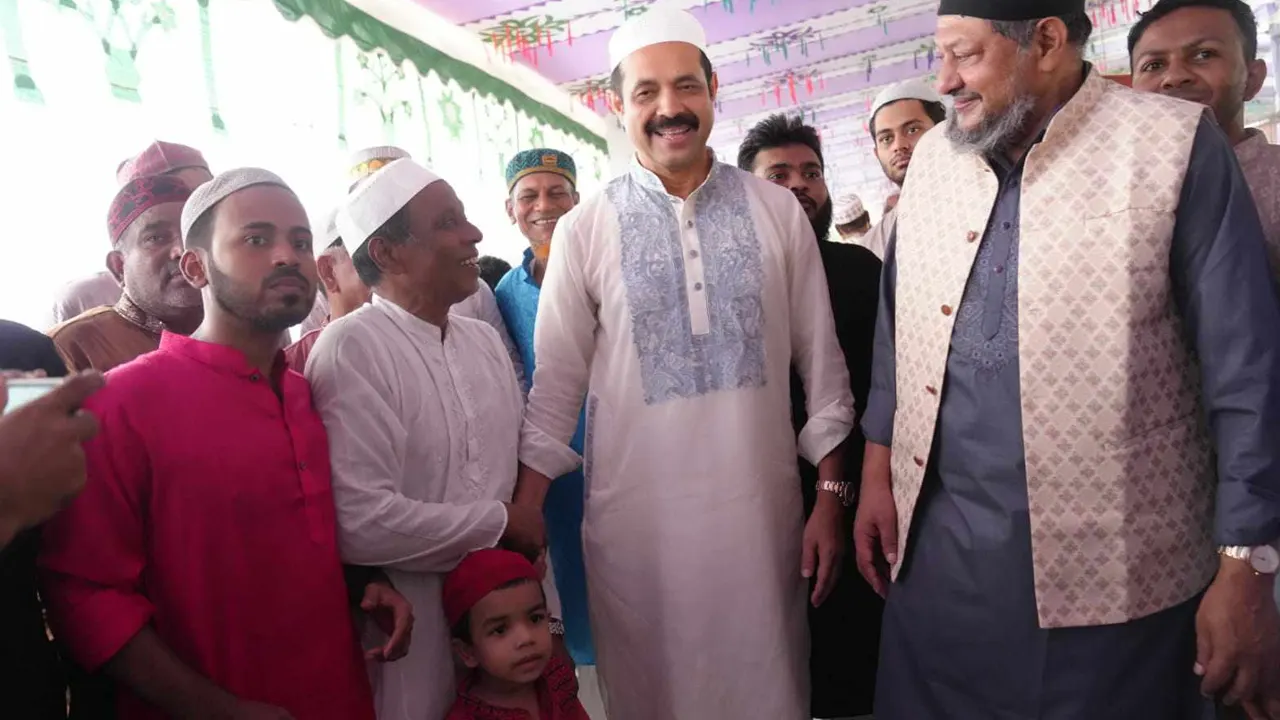মিরপুর গোলারটেক মাঠে ডিএনসিসির ঈদের প্রধান জামাতে অংশ নেন মেয়র মো. আতিকুল ইসলাম। ছবি : কালবেলা