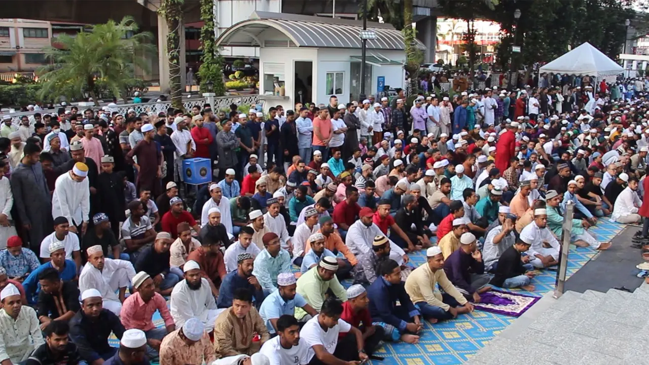 মালয়েশিয়ায় ঈদ জামাতে প্রবাসী বাংলাদেশিরা। ছবি : কালবেলা