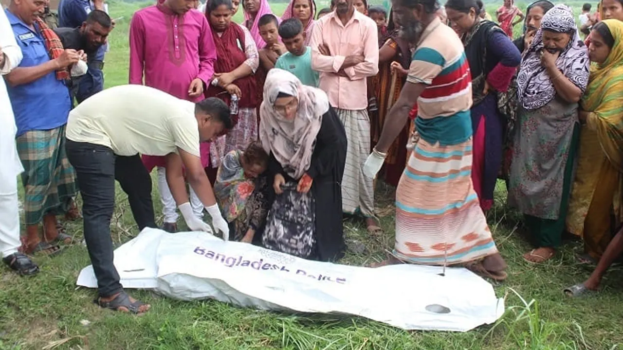 মরদেহ শনাক্ত করছেন নিহতের স্বজন। ছবি : সংগৃহীত