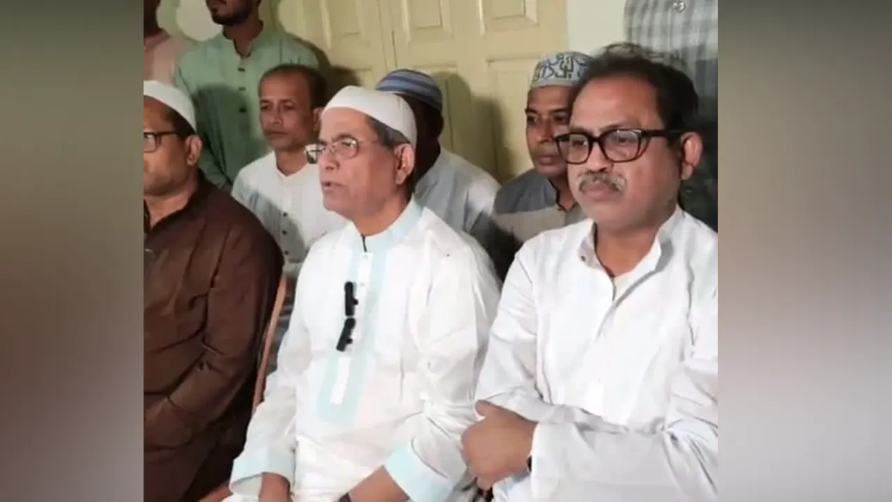 ঠাকুরগাঁয়ের তাঁ‌তিপাড়া এলাকায় পৈতৃক বাসভবনে বিএনপির মহাসচিব। ছবি : কালবেলা