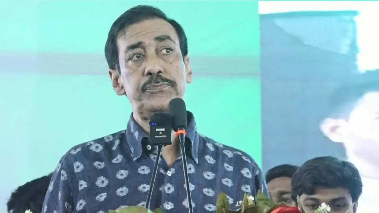 নামাজ শেষে ঈদগাহে স্থানীয়দের সঙ্গে কুশল বিনিময়কালে শামীম ওসমান। ছবি : সংগৃহীত