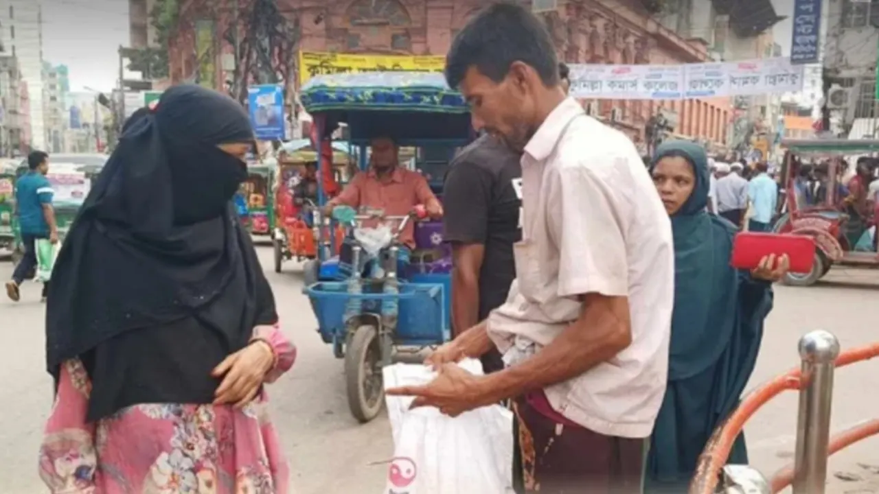 কুমিল্লার কান্দিরপাড়ে কেজি দরে বিক্রি করা হয় কোরবানির মাংস। ছবি : কালবেলা