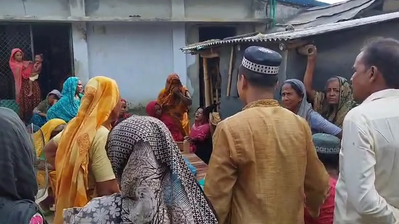বৃদ্ধের মৃত্যুর খবরে তাকে দেখতে স্থানীয়দের ভিড়। ছবি : কালবেলা