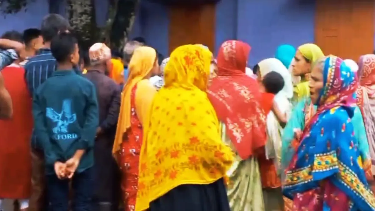 ব্যবসায়ীর লাশ দেখতে এলাকাবাসীর ঢল। ছবি : কালবেলা