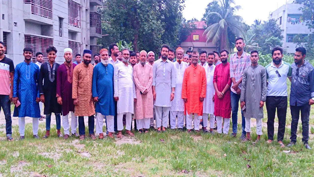 নেতাকর্মীর সঙ্গে ঈদুল আজহার নামাজ আদায় শেষে শুভেচ্ছা বিনিময়। ছবি : কালবেলা